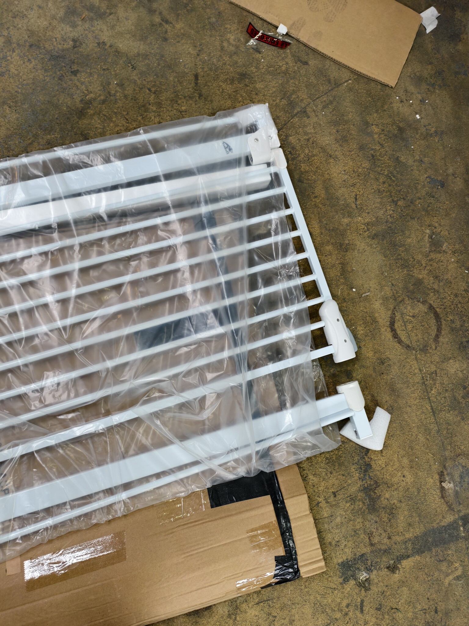 Retourtje: Wit Metaal Traphek 83-96cm - 35% Korting!