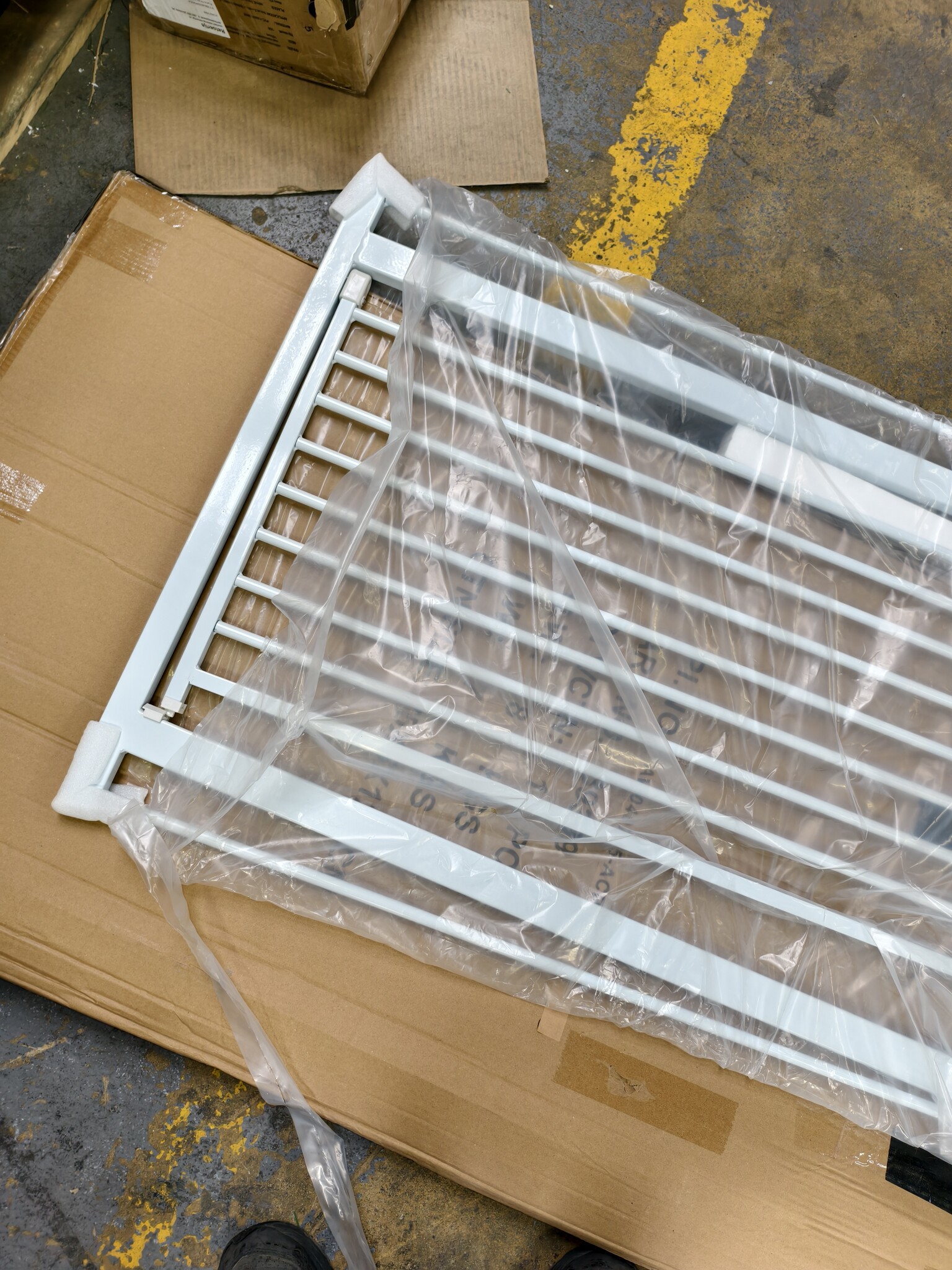 Retourtje: Wit Metaal Traphek 83-96cm - 35% Korting!