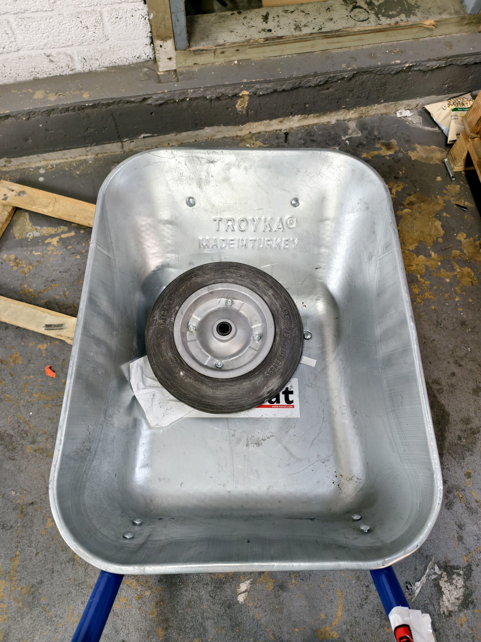 Kruiwagen 125L Verzinkt Staal - Massief Wiel | 60% Korting!