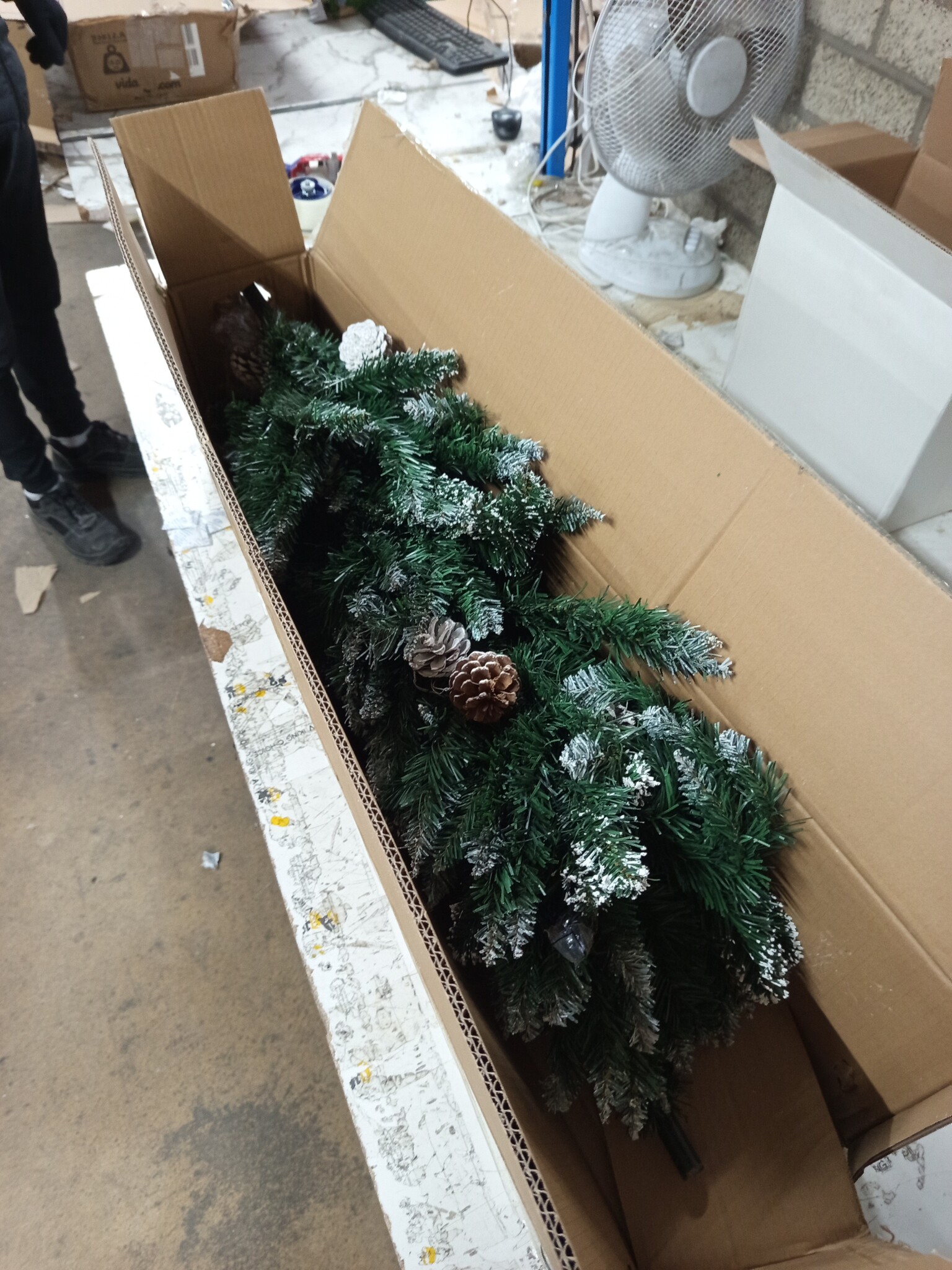 vidaXL Smalle Kunstkerstboom 180cm PVC met Dennenappels & Sneeuw - 60% Korting!