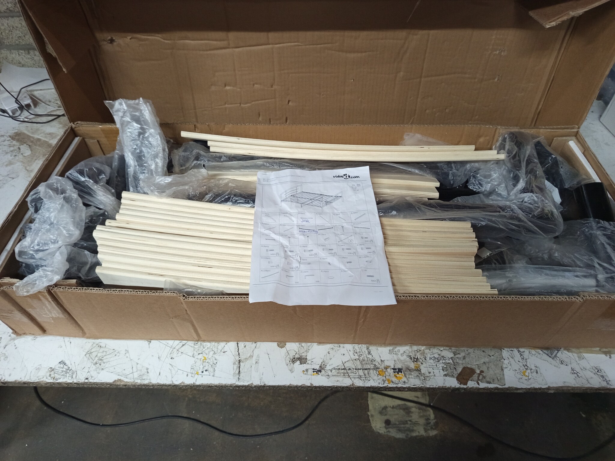 vidaXL Bedframe Metaal Zwart/Wit 120x200 - 60% Korting!