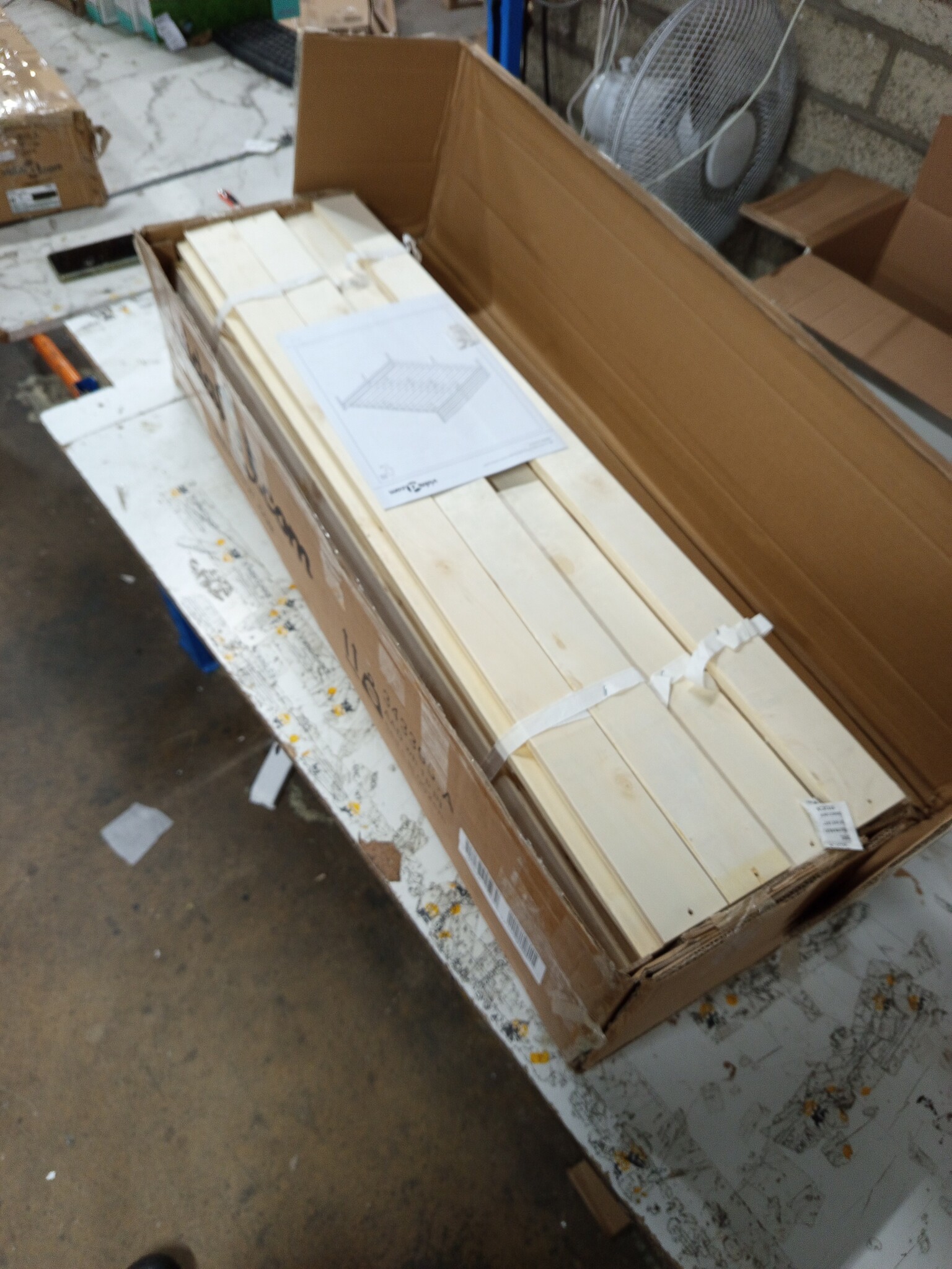 vidaXL Bedframe Grenenhout Wit 200x200cm - Nu 60% Korting!