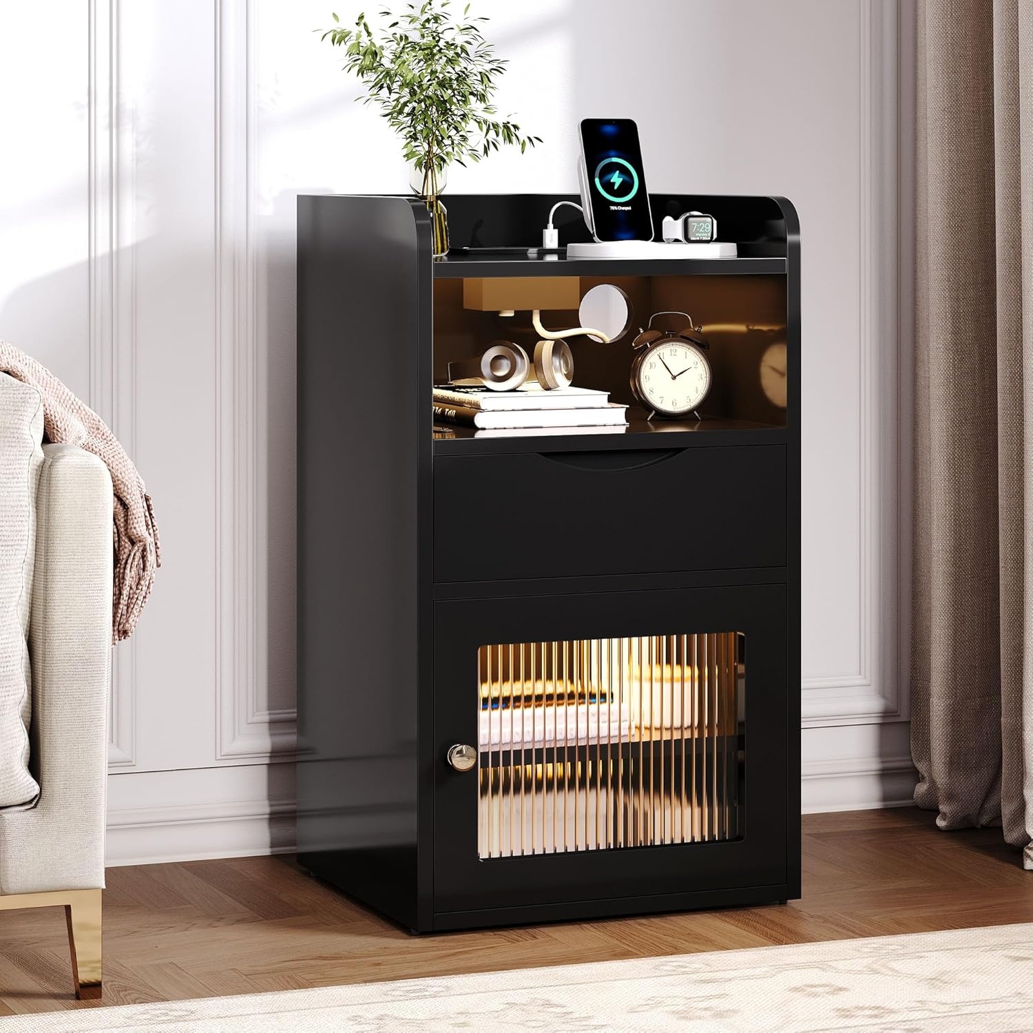 YITAHOME Nachtkastje met stopcontact, nachtkastje zwart met oplaadfunctie, bijzettafel met ledverlichting, lade, 1 AC-stopcontact, 2 USB-poorten, nachtkastje, woonkamer, slaapkamer, werkkamer