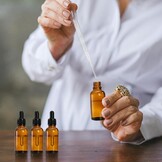 Lawei 24 x 30ml barnsteenkleurige glazen flessen met glazen oogdruppelpipetten, druppelflesjes kleine monsterflesjes, navulbaar voor etherische oliën, parfums, chemielab