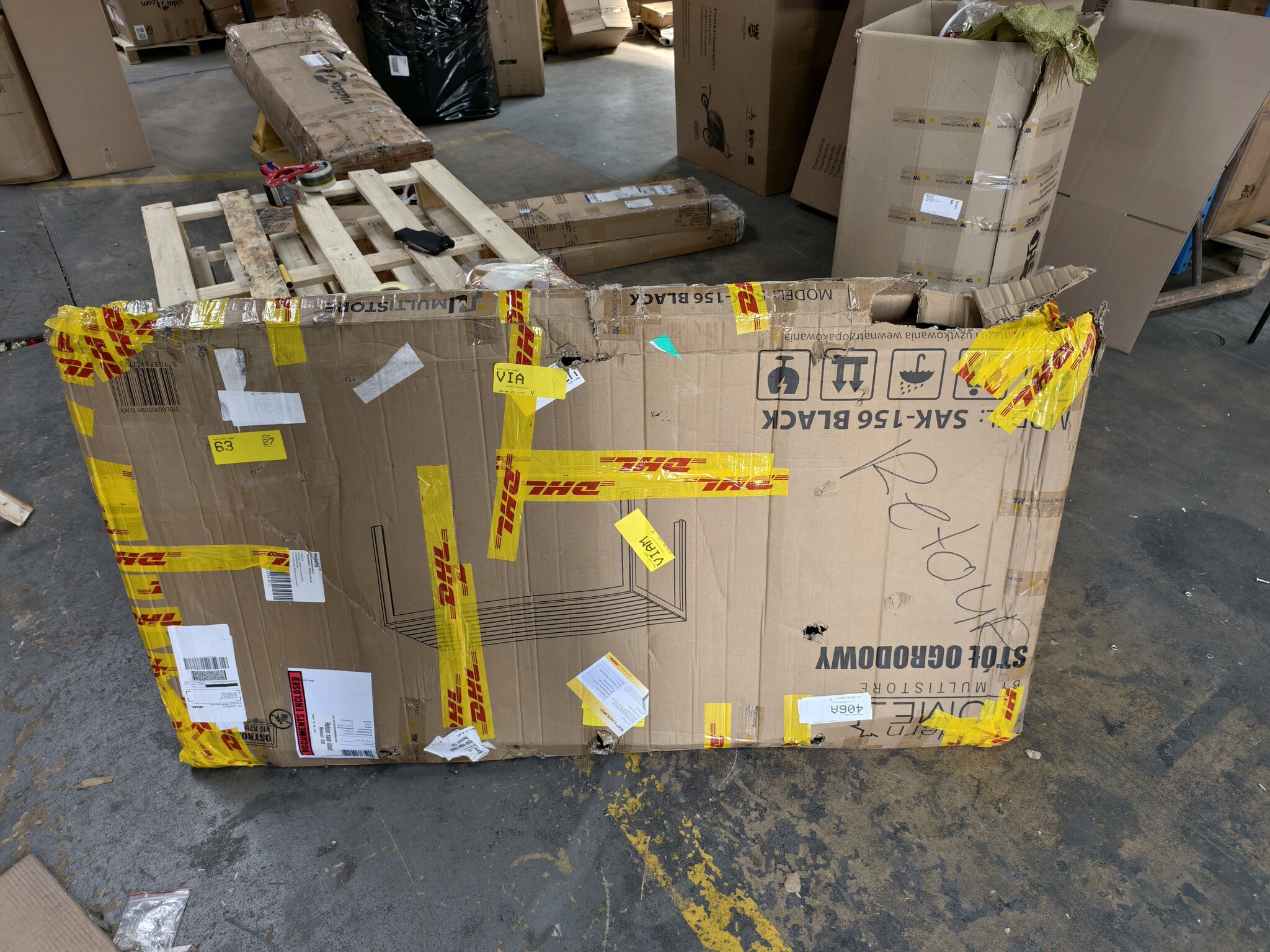 Geretourneerde Tuintafel 156x78 cm - Kunststof Houtlook Zwart - 40% Korting!