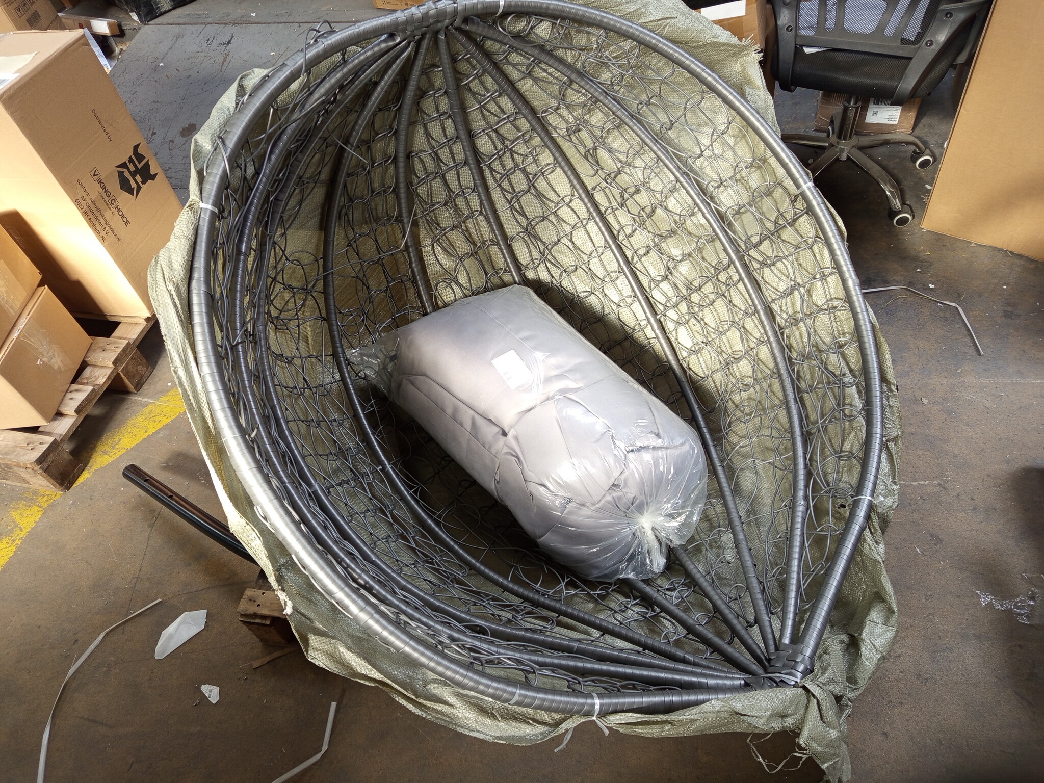 Geretourneerde Hangstoel - Ei Stoel met Frame - Grijs - 60% Korting