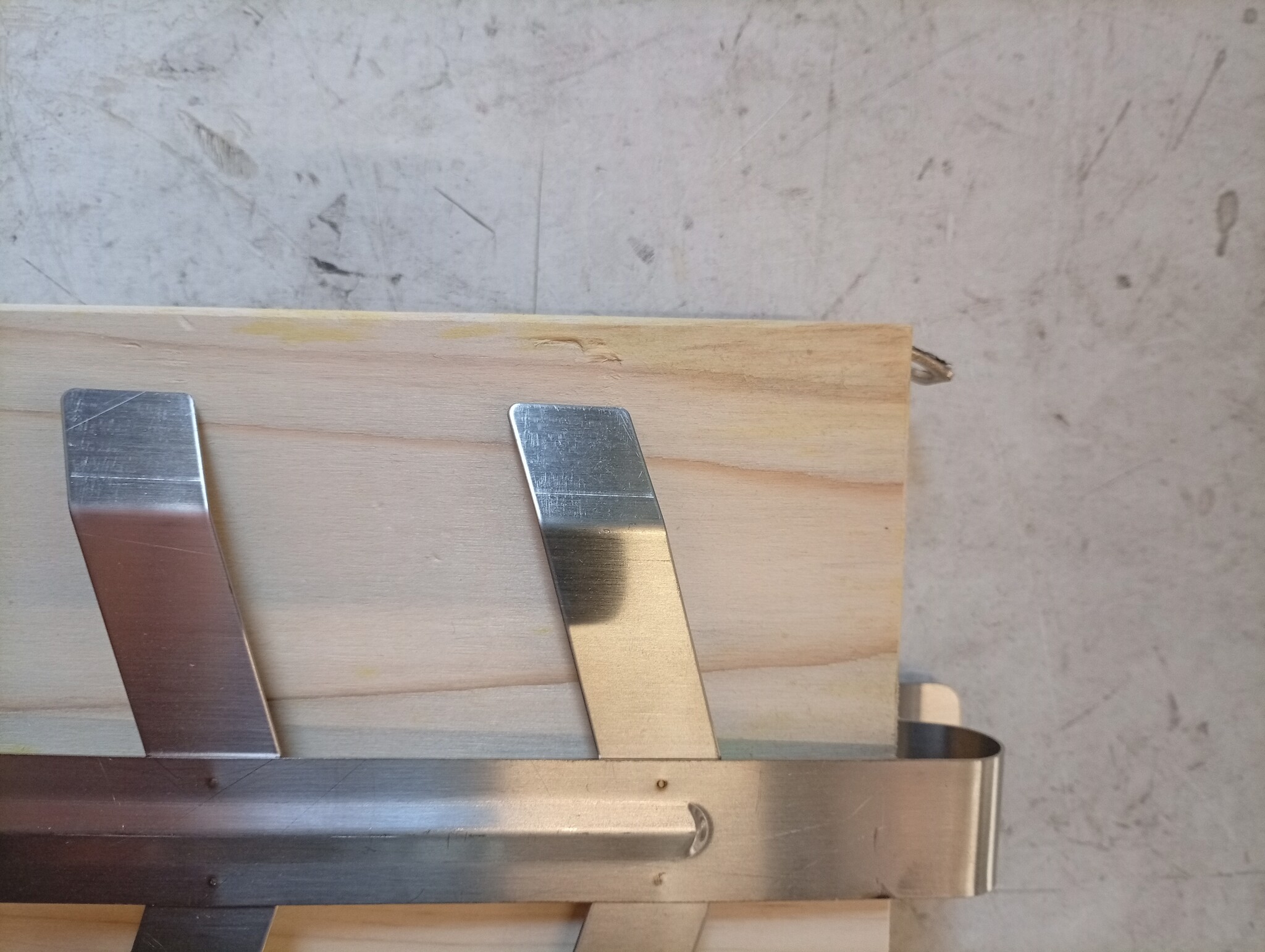 Randaco Zalmplank, rookplank, set van 2, 5 standen instelbaar, met stabiele roestvrijstalen houder, zalm tot 2,5 kg, voor vuurschalen, outdoor, grill, cederhouten plank