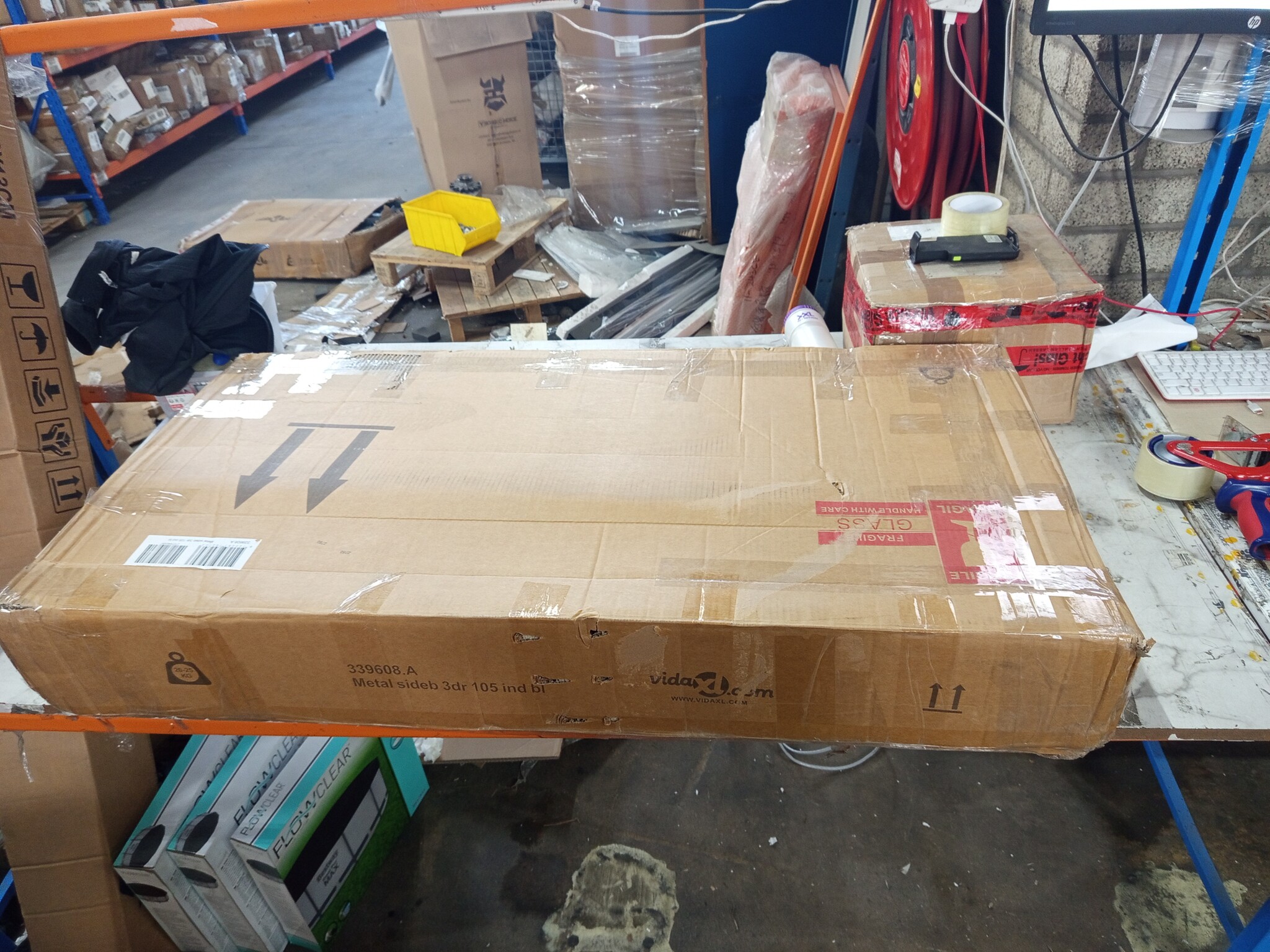 vidaXL Dressoir industrieel 105x35x62 cm metaal en glas zwart