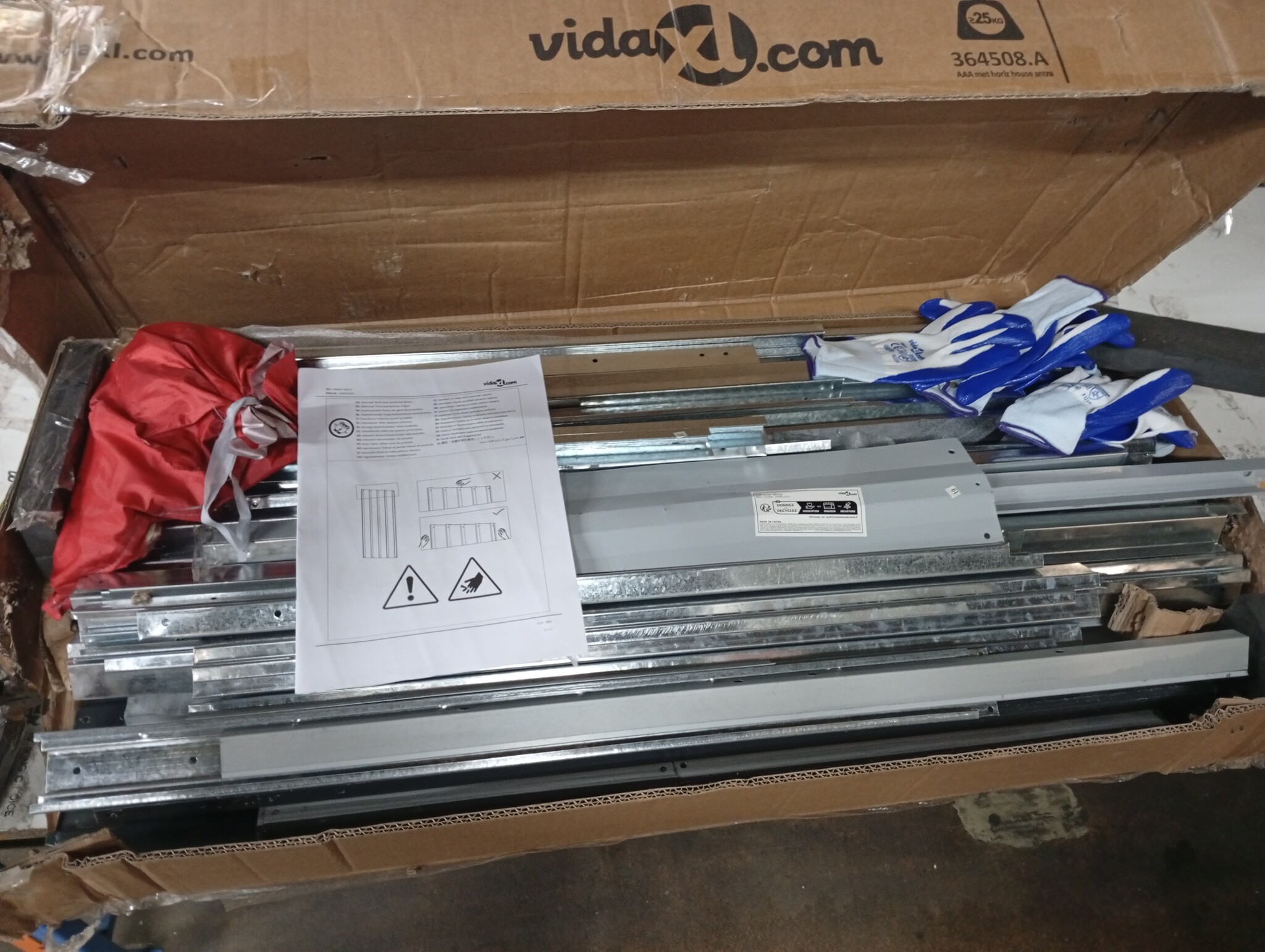 vidaXL Tuintafel 140x70x70 cm staal en glas grijs en zwart