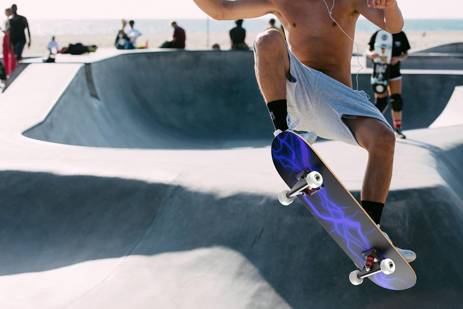 LAYENNE Skateboard, Professional Complete Skateboard, 81 x 20 cm, 7 Layer Maple Board, ABEC-11 Support, Suitable for Adults, Beginners, Boys, Girls, Teenagers and Children