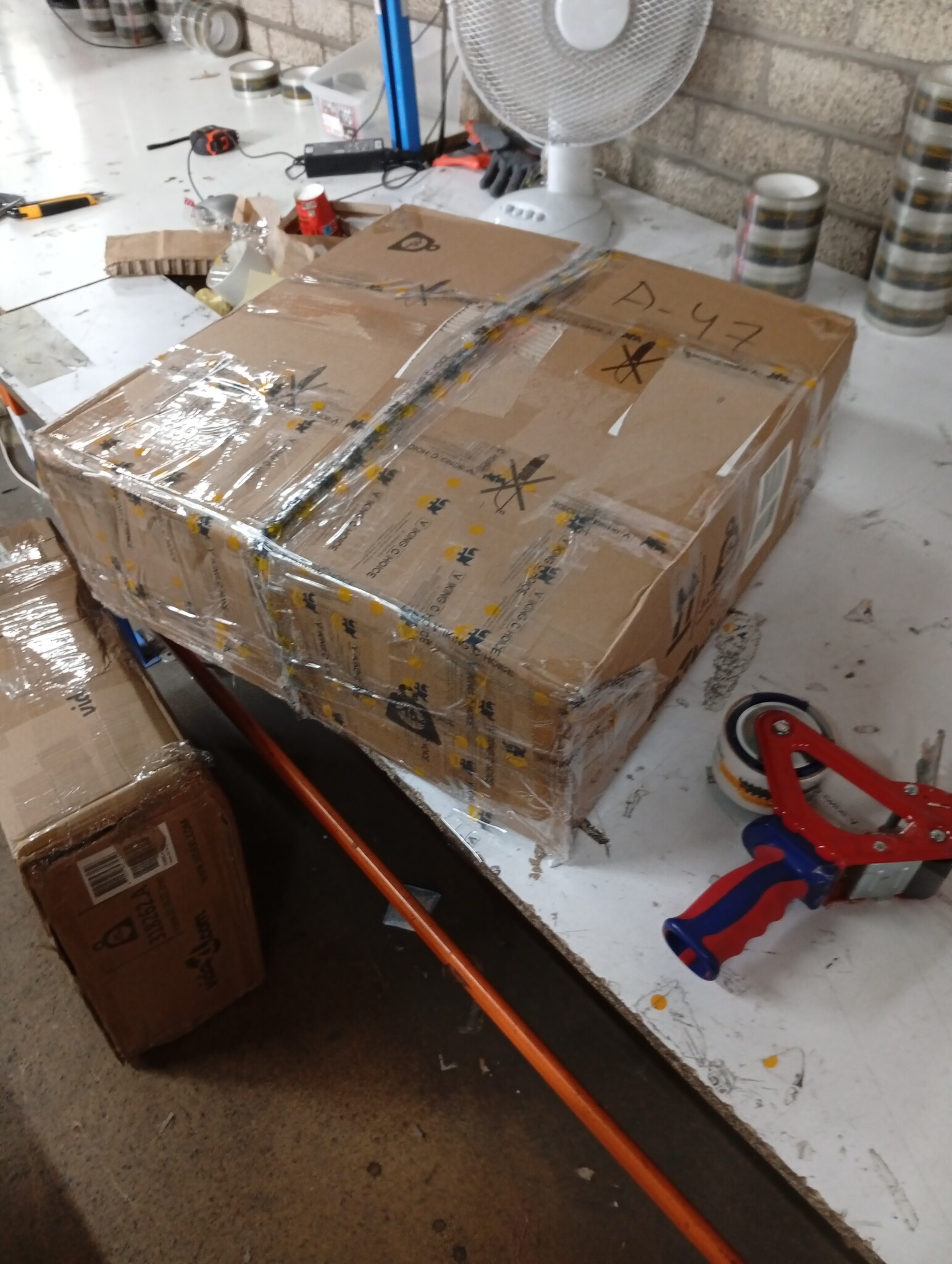 vidaXL Kruk met houten poten fluweel crèmekleurig