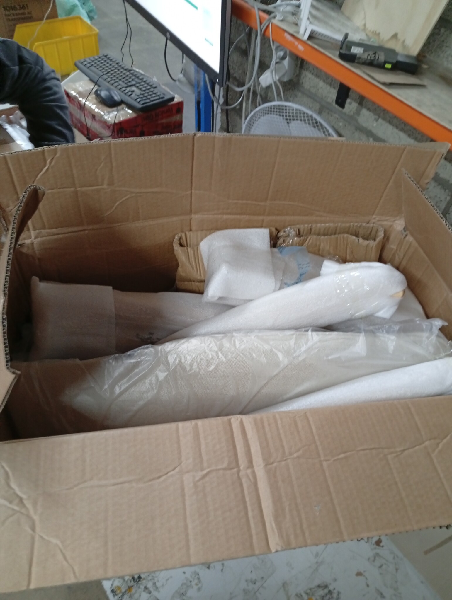 vidaXL Schommelstoel met voetenbank stof crèmekleurig