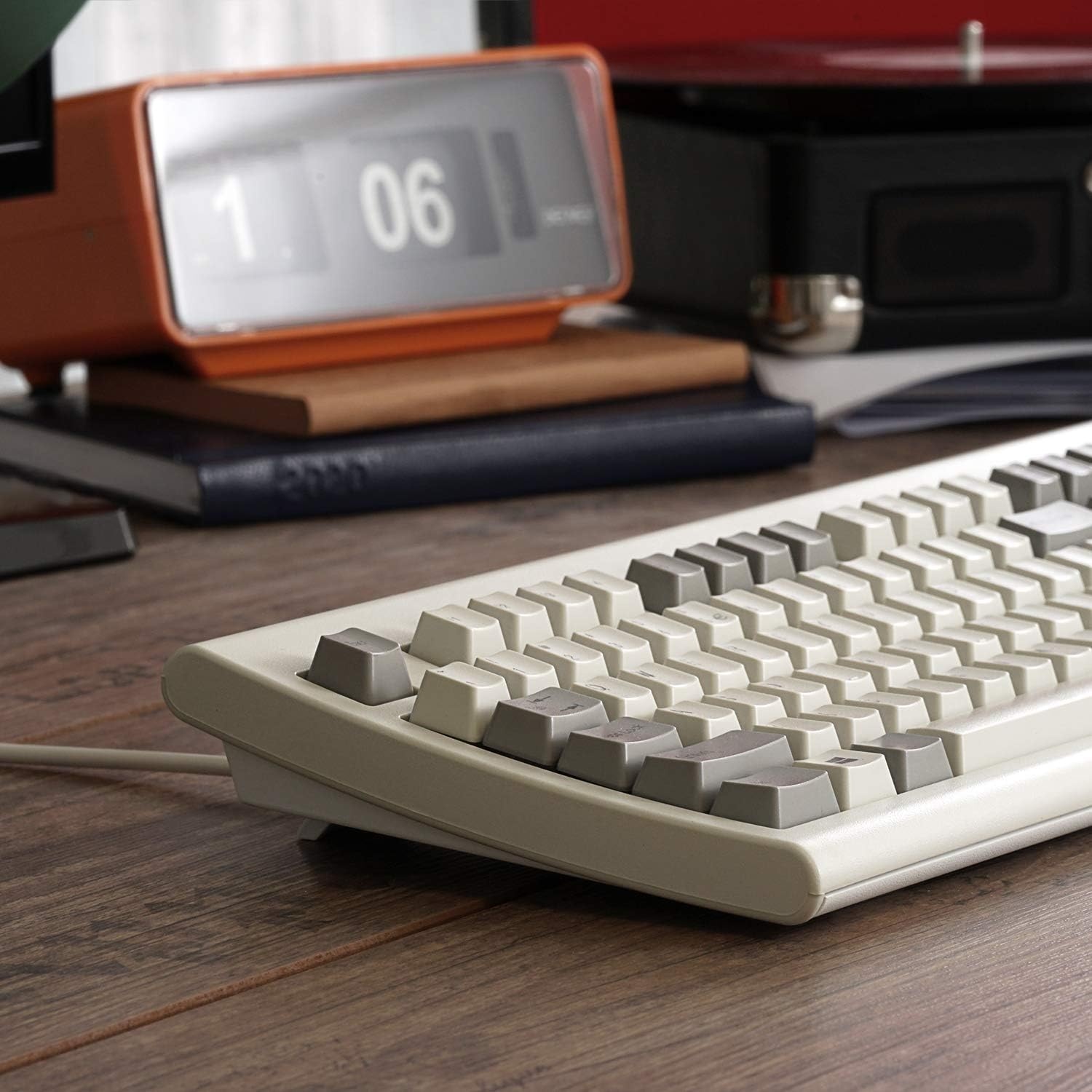 Perixx PERIBOARD-106M, USB-bekabeld toetsenbord in volledig formaat met ergonomisch design, retro/vintage design, grijs/wit