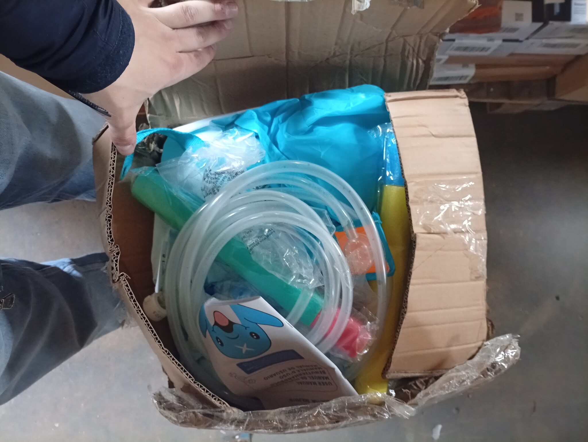 FBSPORT Springkasteel met ventilator, waterspeelcentrum met droog-/waterglijbaan, kinderbadje, klimwand, spring- en basketbalmand, groot springkasteel voor binnen en buiten, geschikt voor maximaal 4