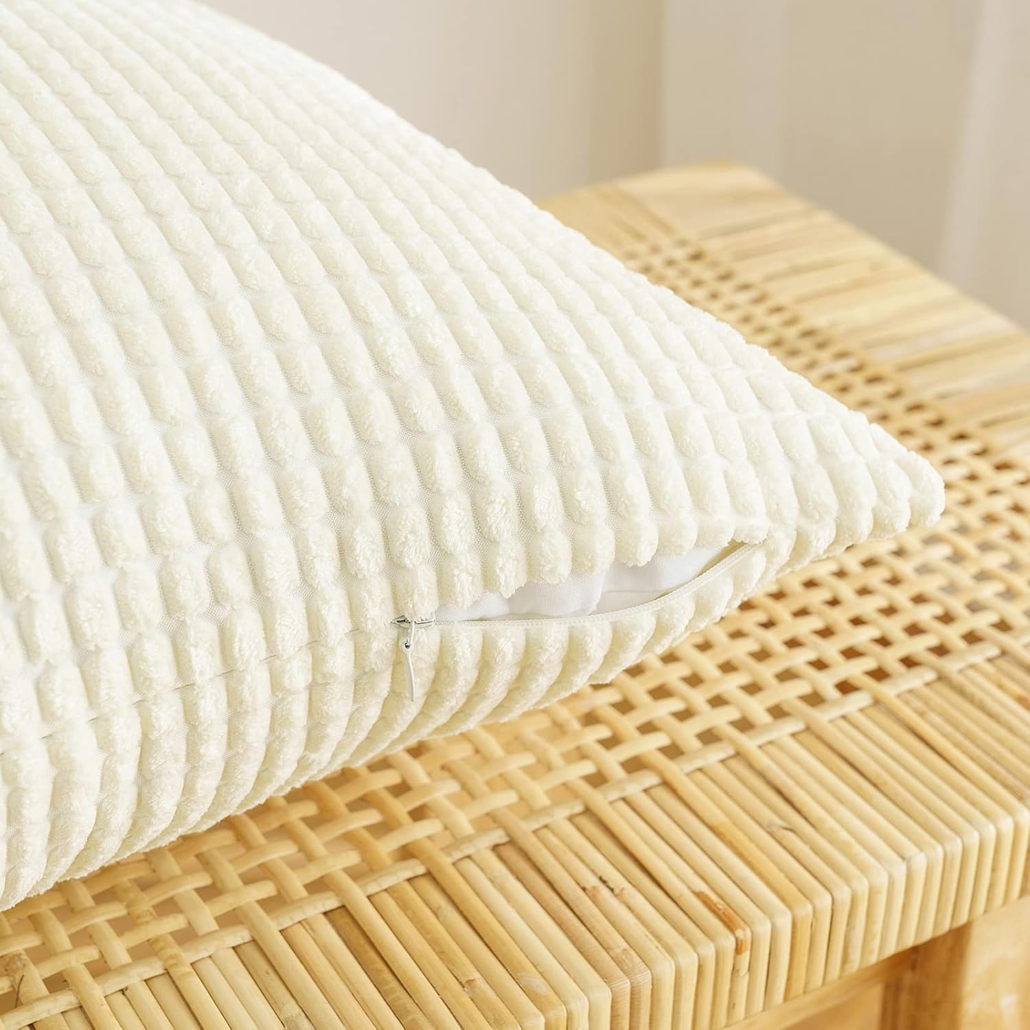 EMEMA Kleine granulaire kussenslopen voor decoratieve kussens, zacht, vierkant, voor zetel en bed, polyestermix, modern en elegant, slaapkamer, woonkamer, 2 stuks, 60 x 60 cm, melkwit