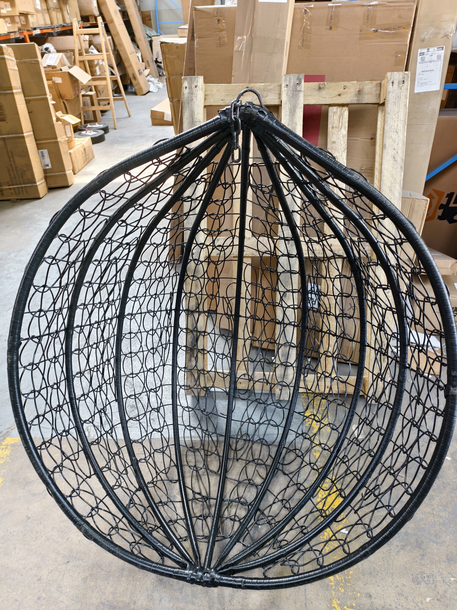 Hangstoel Ei Stoel met Frame - Zwart | 59% Korting