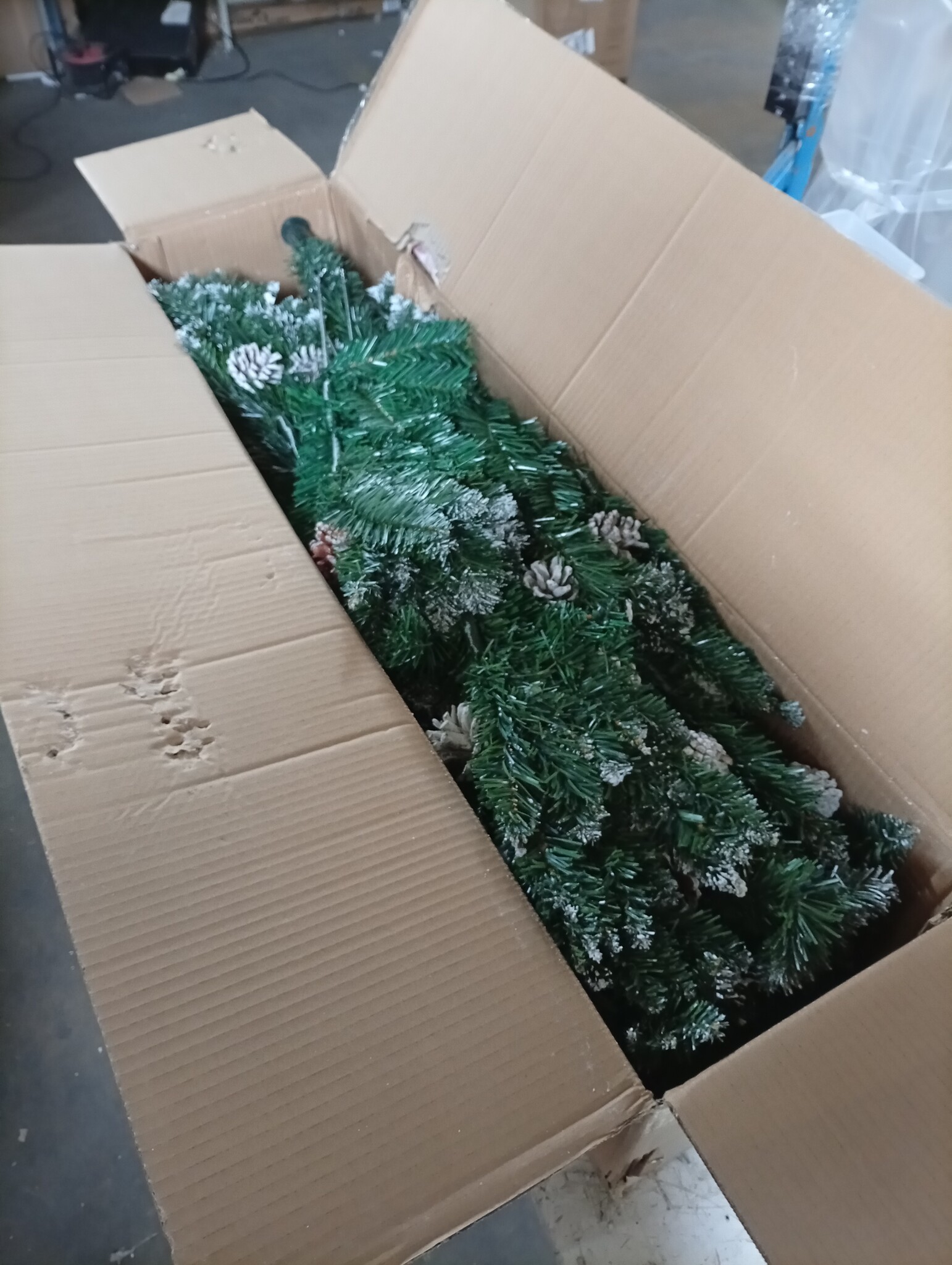 Kunstkerstboom met standaard 180 cm, 74% korting
