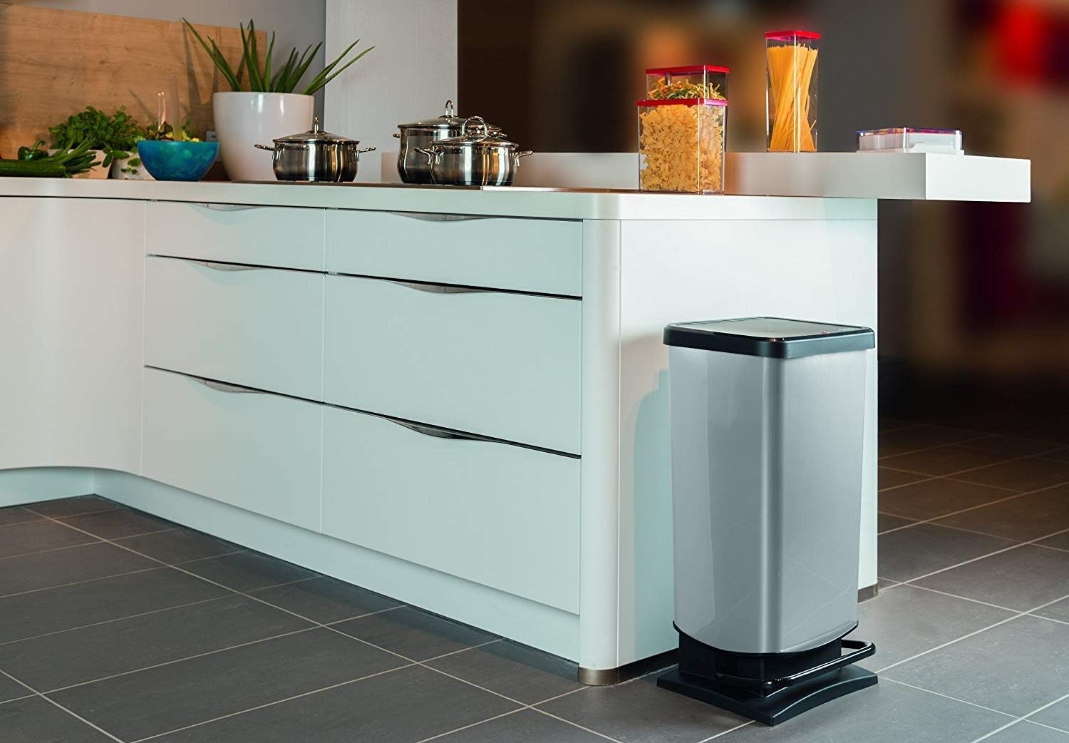 Rotho Paso Vuilnisbak 40l met pedaal en deksel, Kunststof (PP) BPA-vrij, witmetaalkleurig, 40l (35.3 x 29.5 x 67.6 cm)