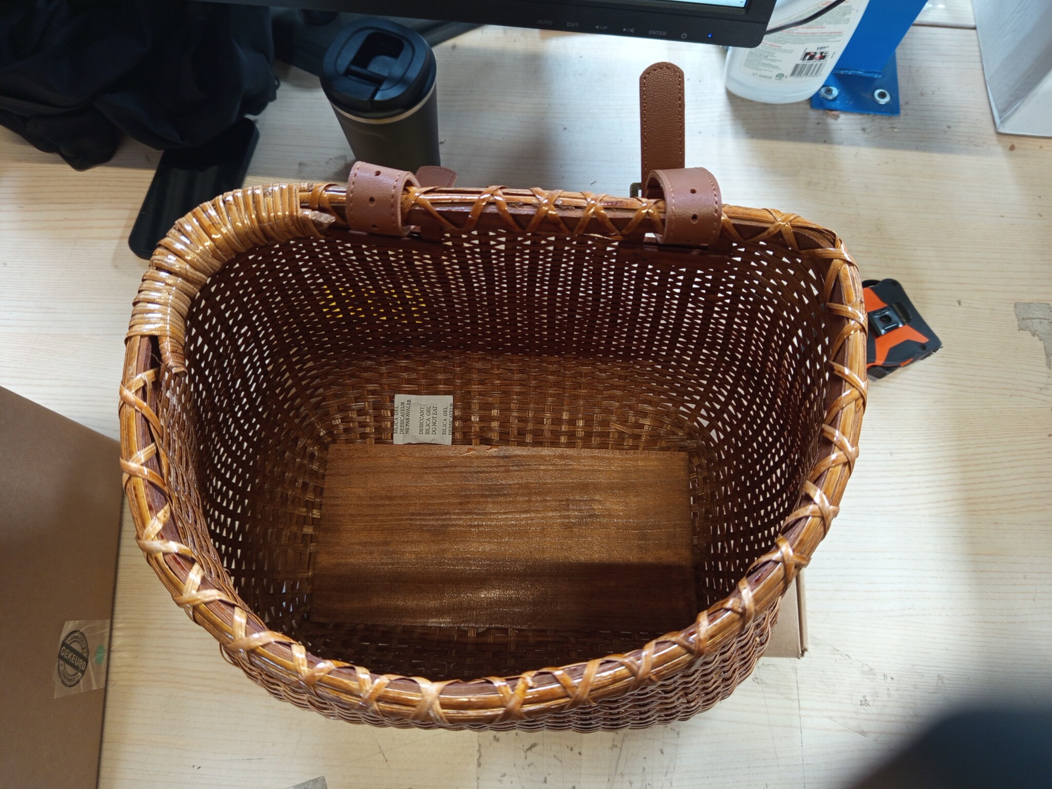 Fietsmand voor dames, strandcruiser of scooter, de originele rieten fietsmanden met ingebouwde bekerhouder voor voorstuur - klassieke vintage stijl, handgemaakt, natuurlijk rotan rieten