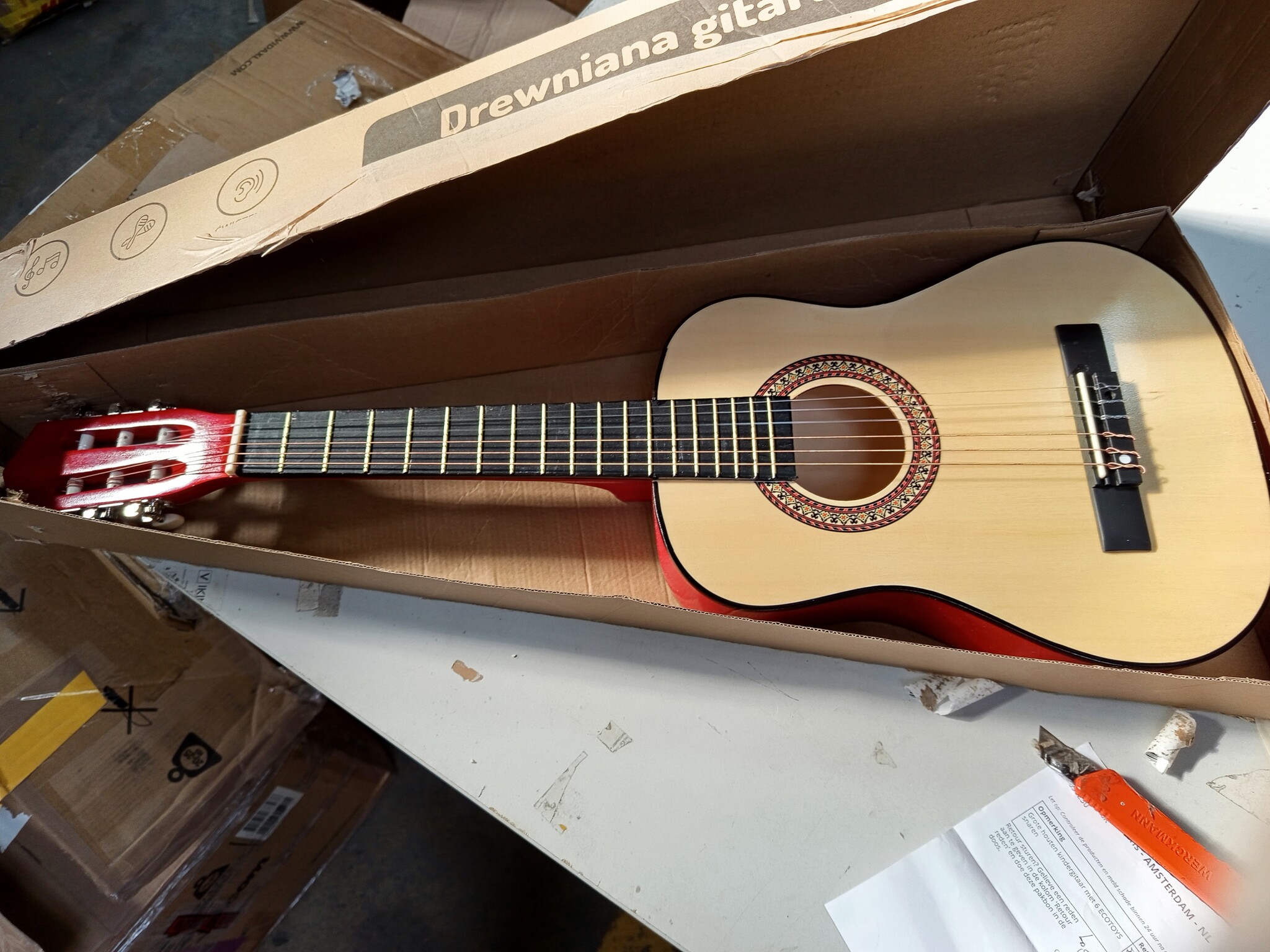 Kindergitaar Hout 6 snaren (3 metaal/3 nylon) Vanaf 3 jaar Klassieke look met 18 frets en stemmogelijkheid