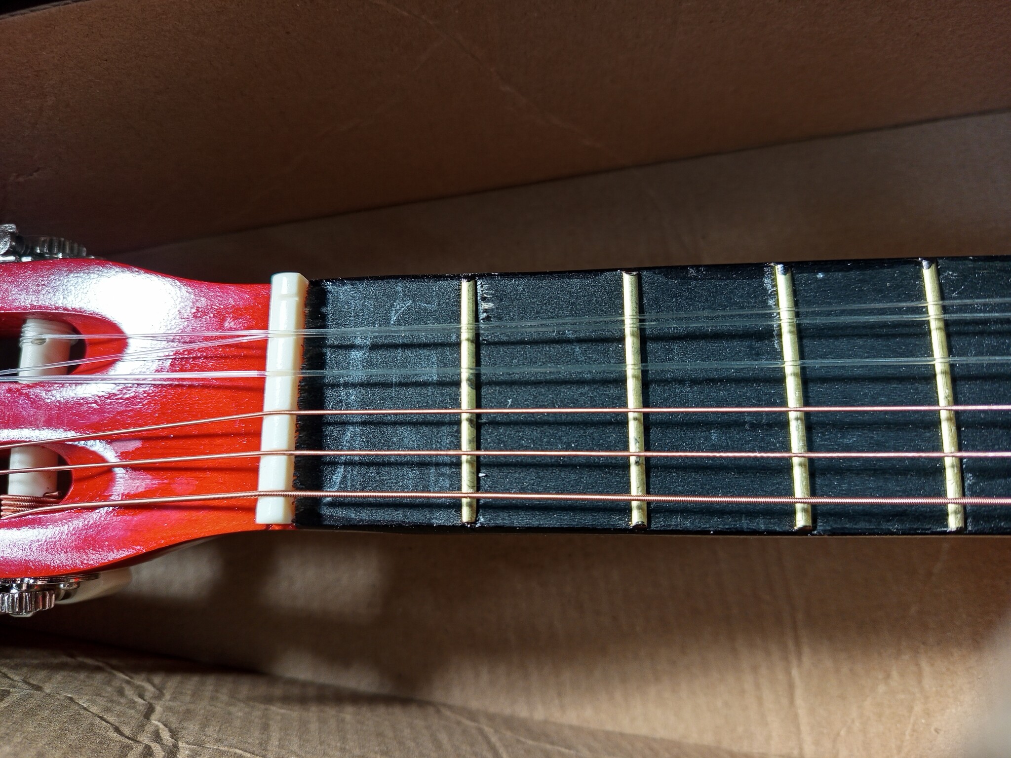 Kindergitaar Hout 6 snaren (3 metaal/3 nylon) Vanaf 3 jaar Klassieke look met 18 frets en stemmogelijkheid