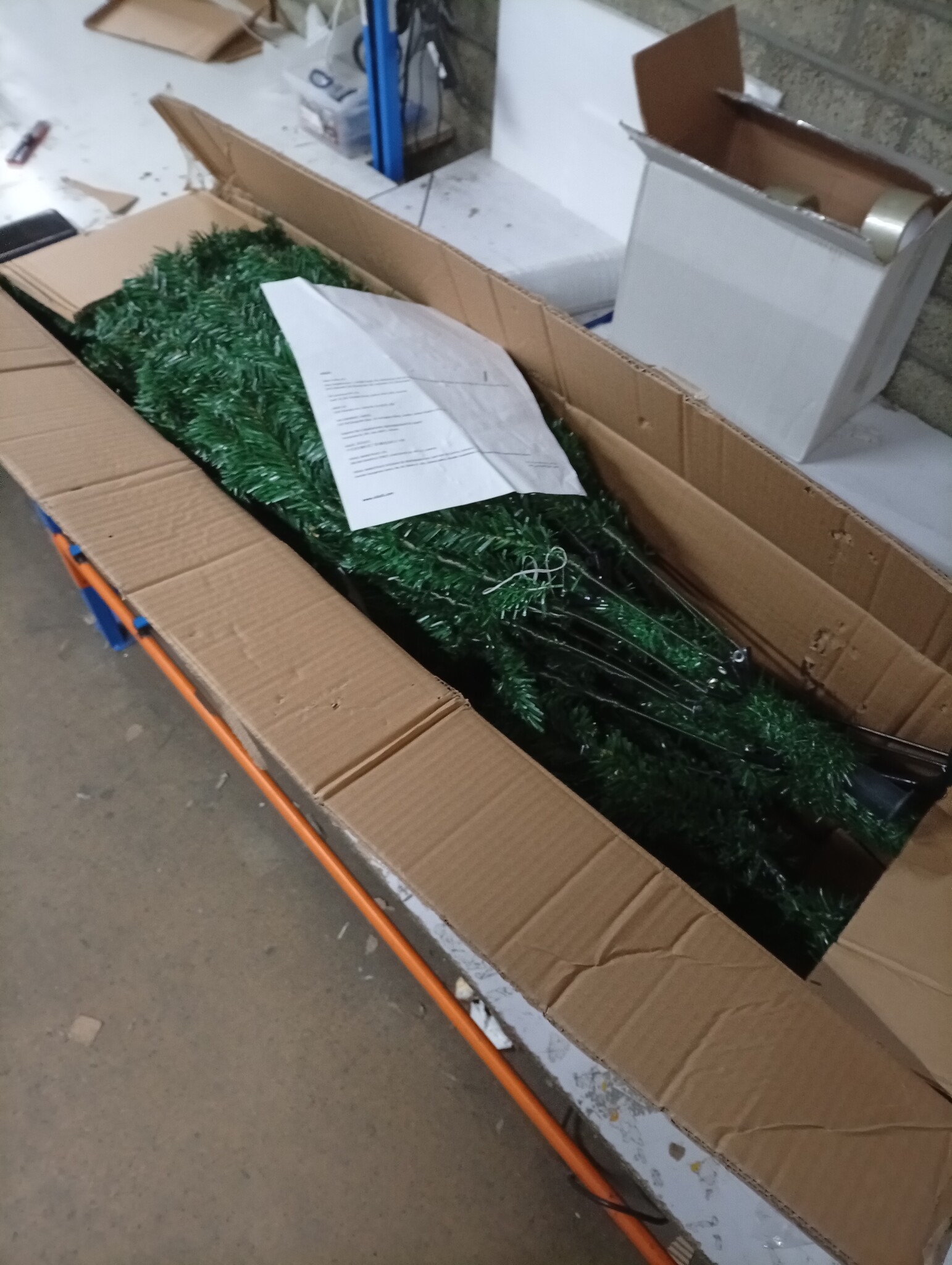 Kunstkerstboom 210 cm groen met scharnieren - 83% korting!