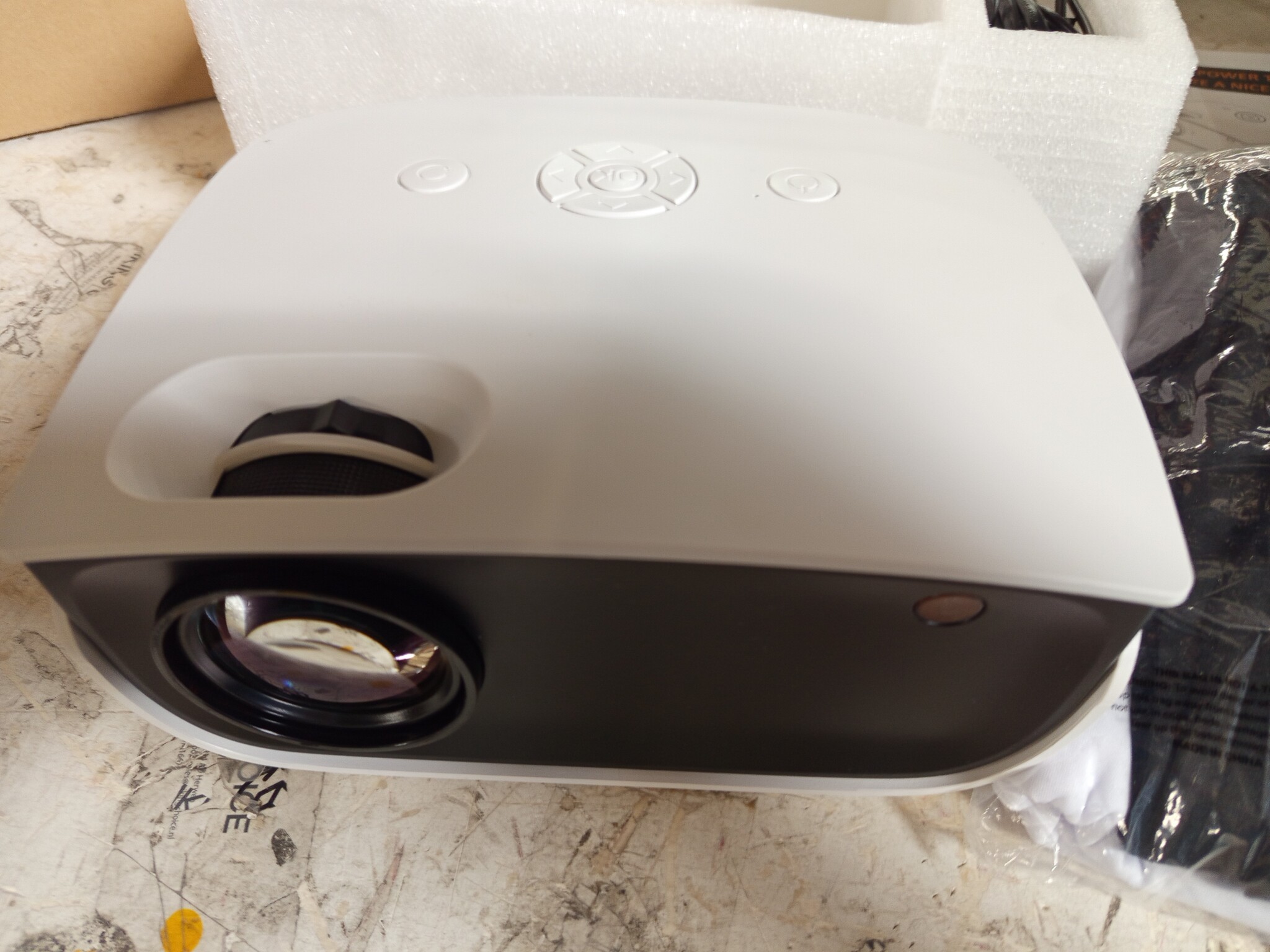 Mini-beamer, 7500 lumen, mini-projector, ondersteunt 1080p Full HD [projectiescherm inbegrepen], draagbare retroprojector, compatibel met iOS/PS5/Android/tv-stick enz., USB