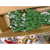 Kunstkerstboom 180cm met houten stam, sneeuw & dennenappels - 81% korting