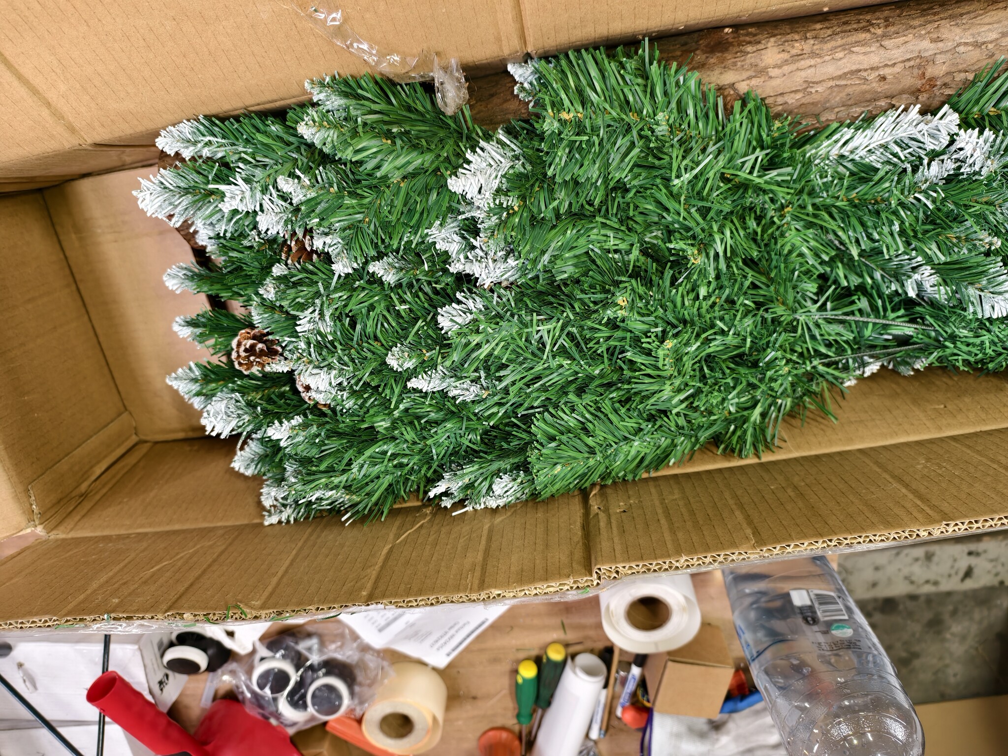 Kunstkerstboom 180 cm met houten stam, sneeuw, dennenappels en realistische uitstraling