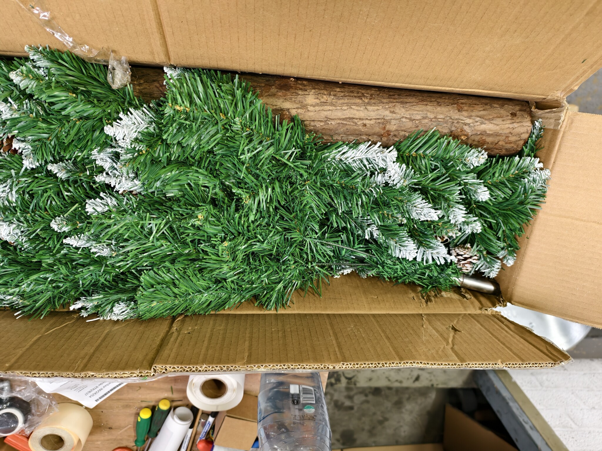 Kunstkerstboom 180cm met houten stam, sneeuw & dennenappels - 81% korting