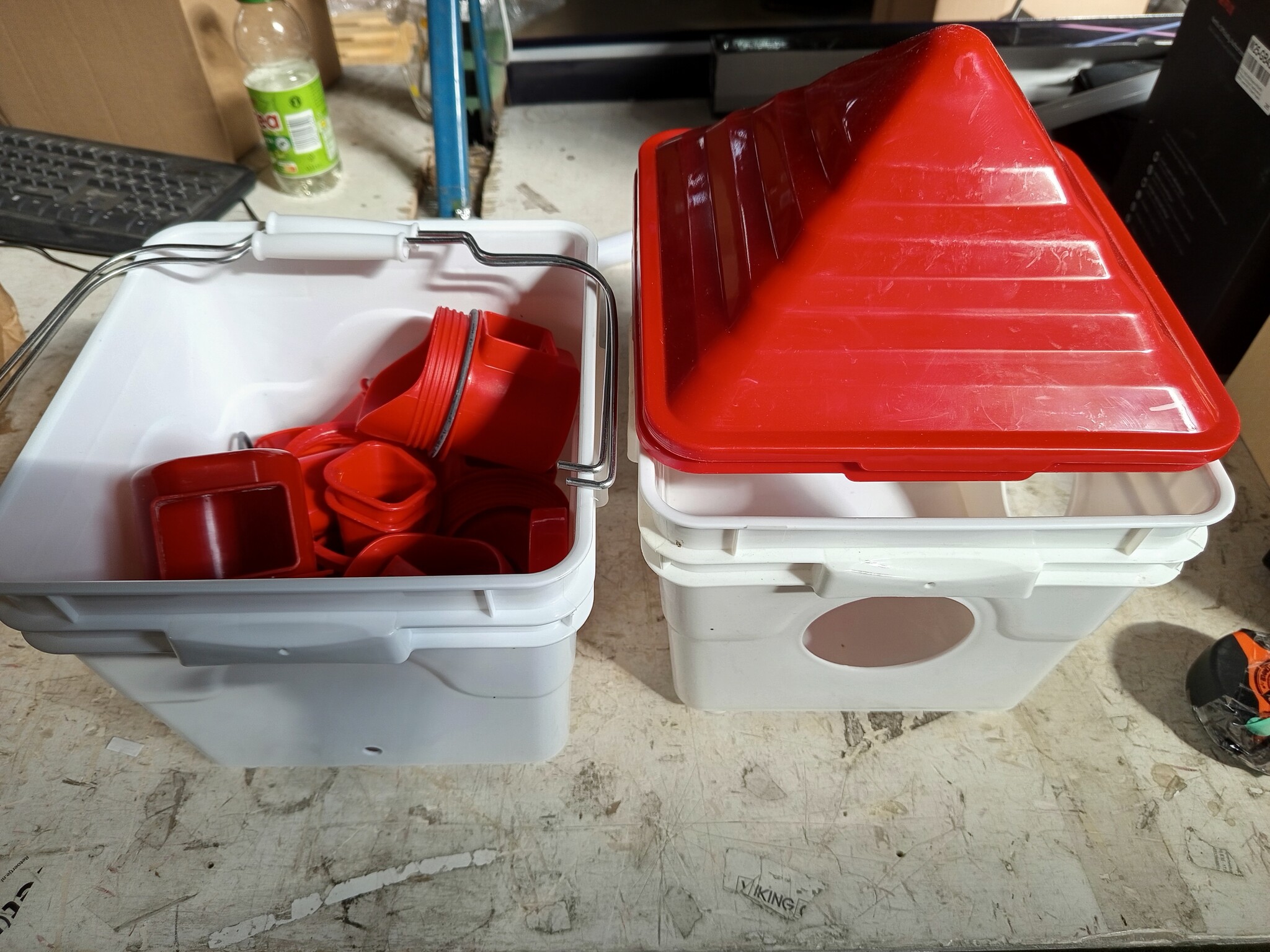 EFUTURETIME Kippendrinkbak, 7 liter, automatisch met voeten en 8 kg container, voederautomaat voor kippen, gevogelte, voederdispenser, ophangbare kippendrinkbak met stalen kettingen (2 stuks)