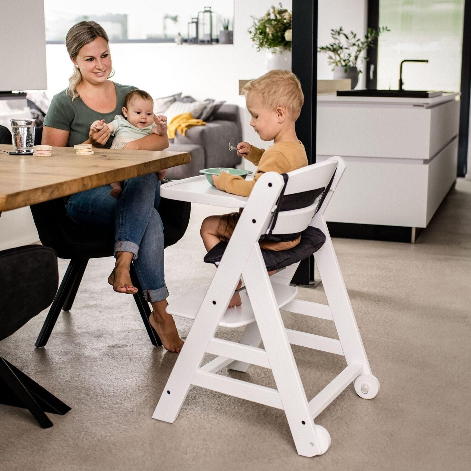 hauck Beta+, White - Meegroeiende Houten Kinderstoel Set Met Wielen En Zitkussen Vanaf 6 Maanden Tot 90 kg Inclusief Groot Eetblad Veiligheidsbeugel 5 Punt Gordel En Kruisriem