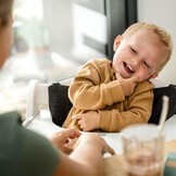 hauck Beta+, White - Meegroeiende Houten Kinderstoel Set Met Wielen En Zitkussen Vanaf 6 Maanden Tot 90 kg Inclusief Groot Eetblad Veiligheidsbeugel 5 Punt Gordel En Kruisriem
