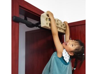 Hangboard voor rotsklimmen training met optrekstang, diverse grepen: kannen, knijpen, zakken, randen en hellingen