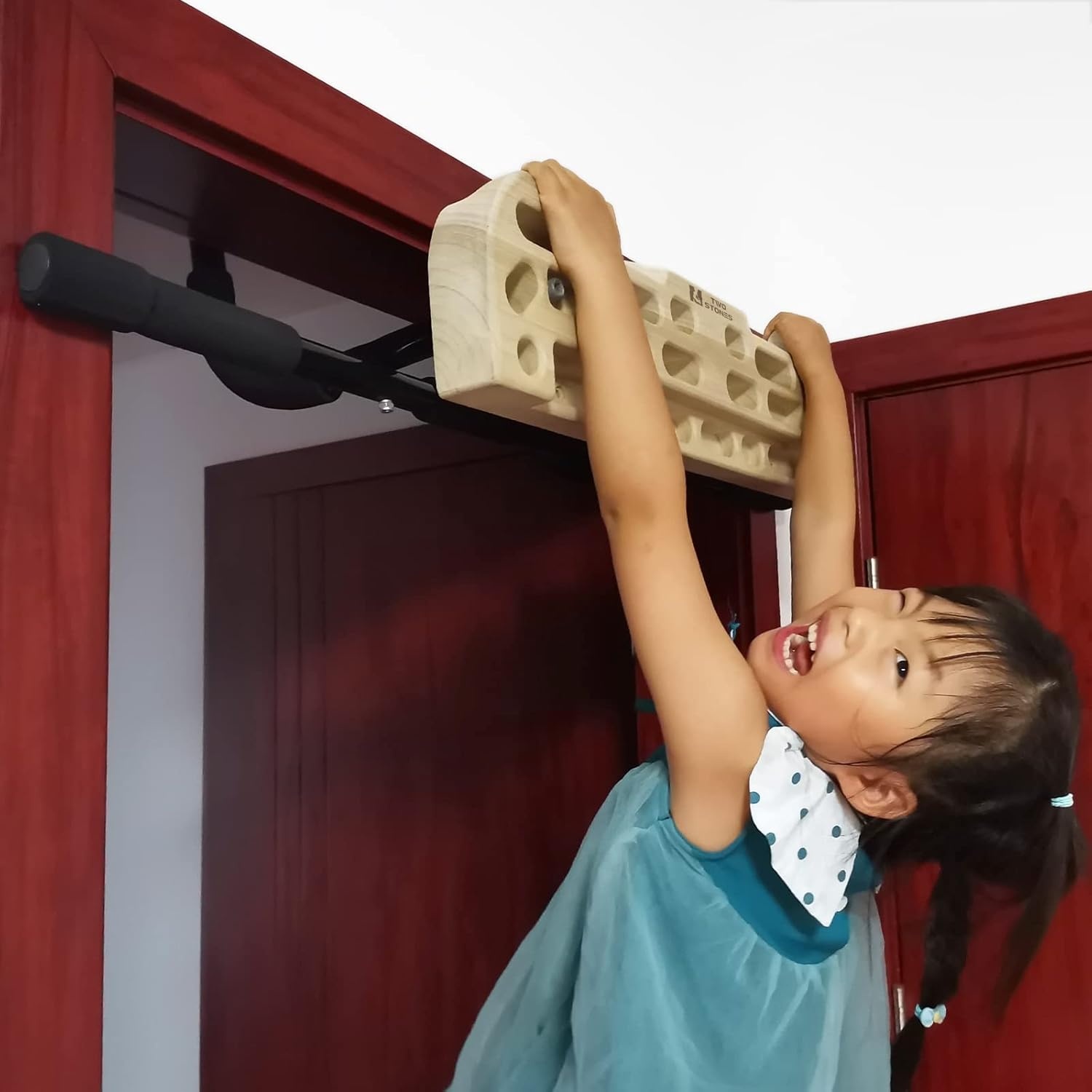 Hangboard voor rotsklimmen training met optrekstang, diverse grepen: kannen, knijpen, zakken, randen en hellingen