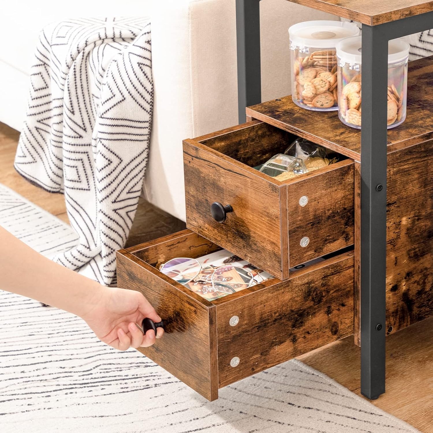 HOOBRO Bijzettafel met laadstation, bank-tafel met 2 laden en USB-poort en stopcontact, nachtkastje voor kleine ruimtes, stabiel en robuust, voor woonkamer, slaapkamer, donkerbruin EBF542BZ01