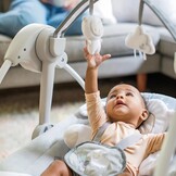 Ingenuity, Draagbare babyschommel, knuffellamp - met melodieën, tijd en schommelinstelling