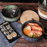 Ramen bowl keramische set (4 stuks) met lepel eetstokjes, 1100 ML grote soepkom, slakommen voor soep, pho en sushi bowl (Blauwe kom set)