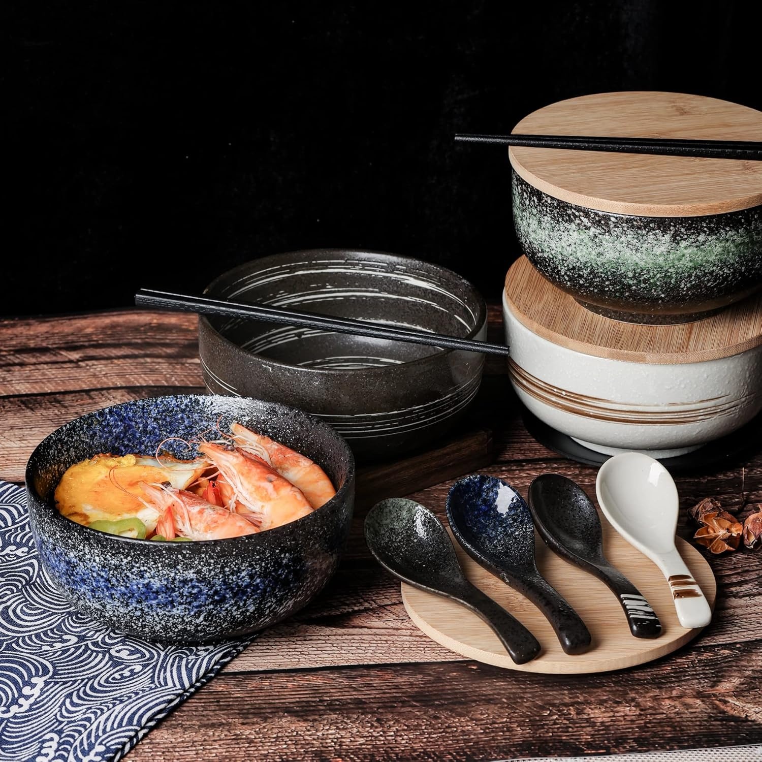 Ramen bowl keramische set (4 stuks) met lepel eetstokjes, 1100 ML grote soepkom, slakommen voor soep, pho en sushi bowl (Blauwe kom set)