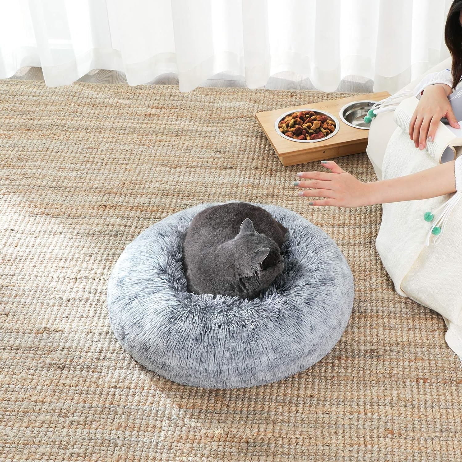 Feandrea Fluffy hondenmand, kattenmand, donutkussen, wasbaar, verwijderbare middenvulling, lang pluche, diameter 50 cm, Ombre grijs PGW037G01 - Maat L 50 x B 50 x H 20 cm