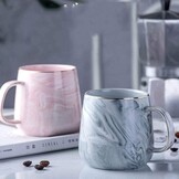 Porseleinen Koffiekop 320 ml met Marmerlook en Gouden Rand - Roze