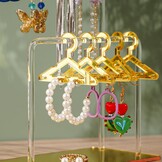 NiHome Acryl oorbelhouder met uniek tweetraps design, schattige miniatuur kleerhangers met ruime opbergruimte voor 48 paar, spiegeldisplay voor thuis wastafel en detailhandel
