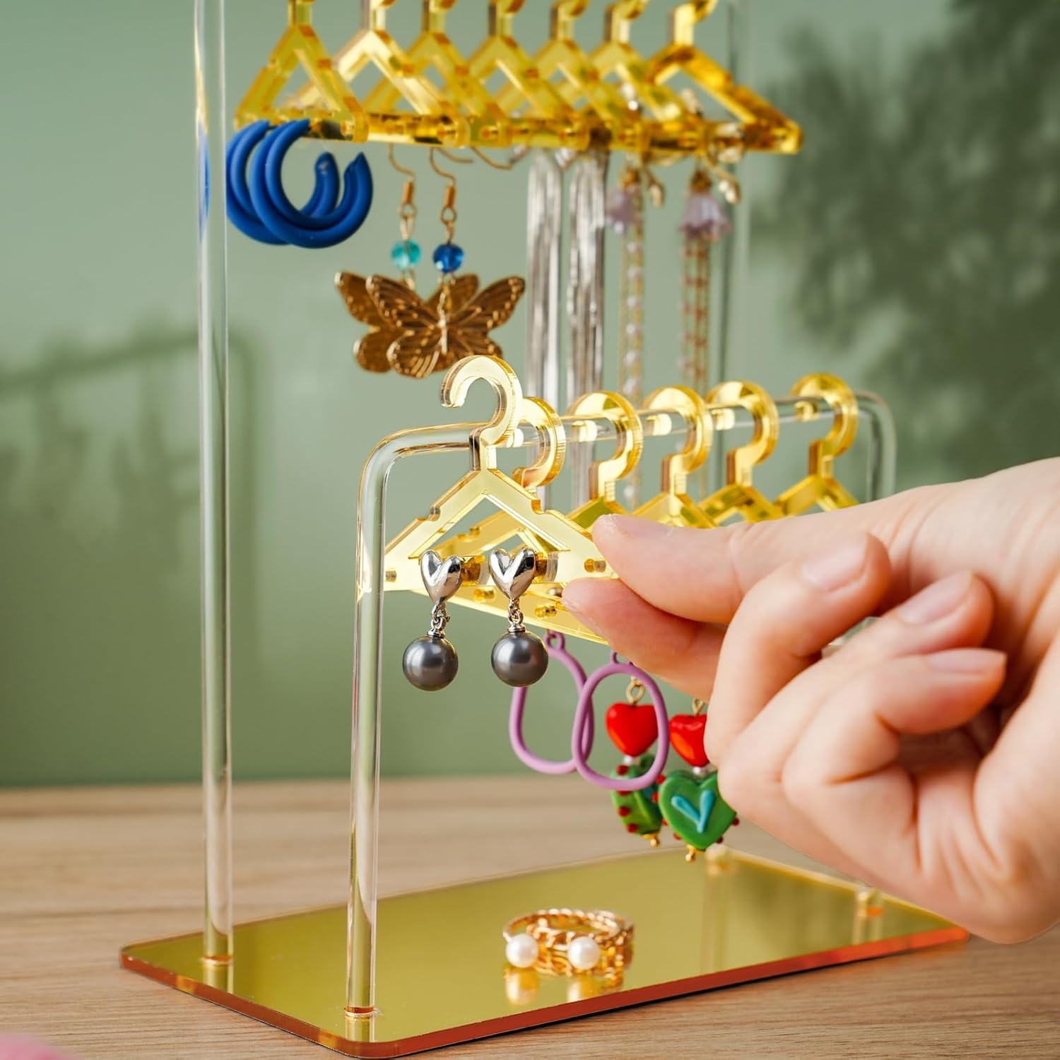 NiHome Acryl oorbelhouder met uniek tweetraps design, schattige miniatuur kleerhangers met ruime opbergruimte voor 48 paar, spiegeldisplay voor thuis wastafel en detailhandel
