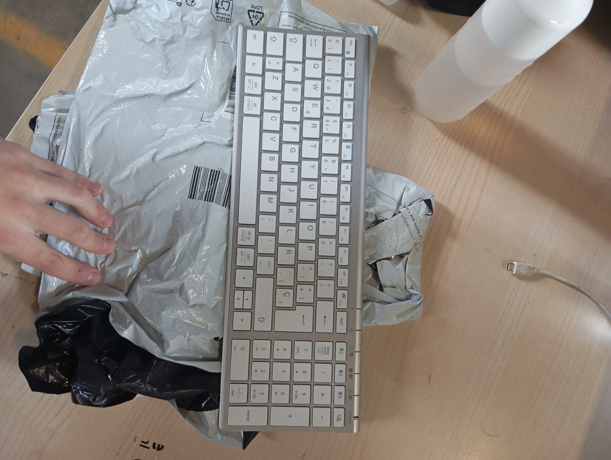 Spaans QWERTY Toetsenbord - Draadloos Bluetooth - 84% Korting