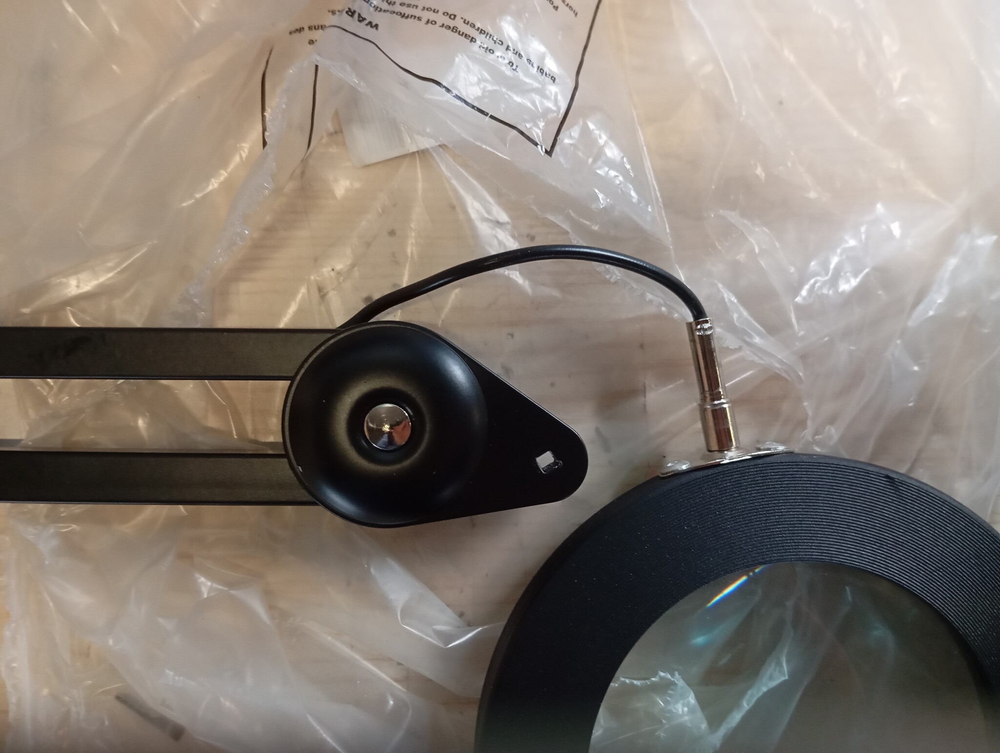 LED vergrootglas met 5 dioptrieën – Bureaulamp met 105mm glazen lens, dimbaar licht (3 kleuren) & tafelklem – Flexibele zwenkarm voor precisiewerk, knutselen & lezen