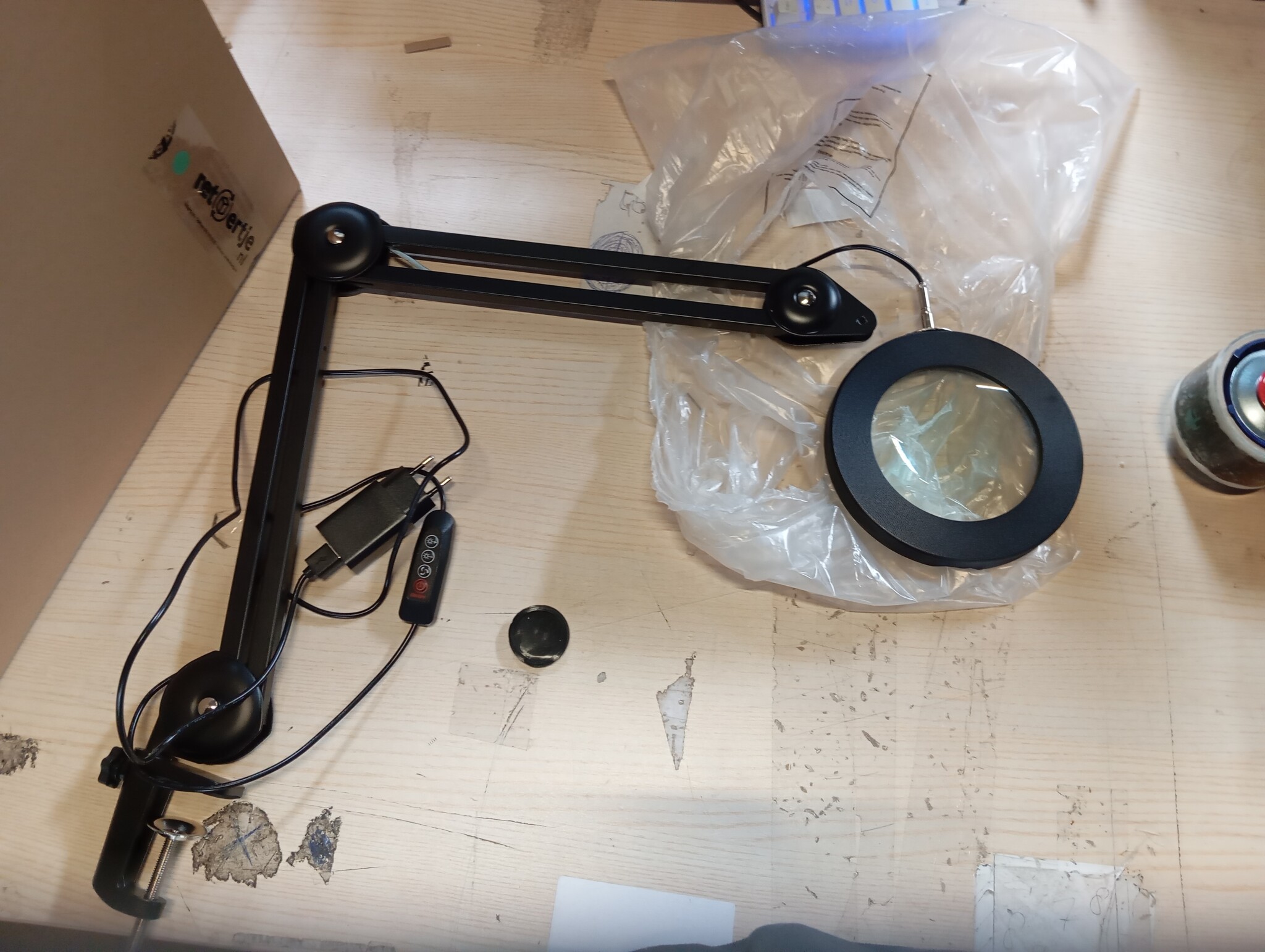LED vergrootglas met 5 dioptrieën – Bureaulamp met 105mm glazen lens, dimbaar licht (3 kleuren) & tafelklem – Flexibele zwenkarm voor precisiewerk, knutselen & lezen