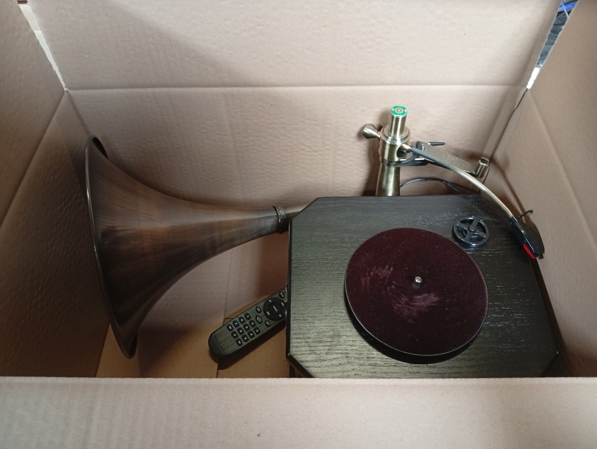 Zwarte retro platenspeler, platenspeler met bluetooth, fonograaf, FM-radio, bediening via afstandsbediening