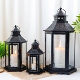 TRIROCKS Set van 3 Decoratieve Kaarslantaarns 46 & 33.5 & 24cm Hoog Grote Vintage Metaal Kandelaarhouders met Versterkt Glas voor Kerstmis Woonkamer Tuin Patio Evenement Binnen Buiten (Zwart)