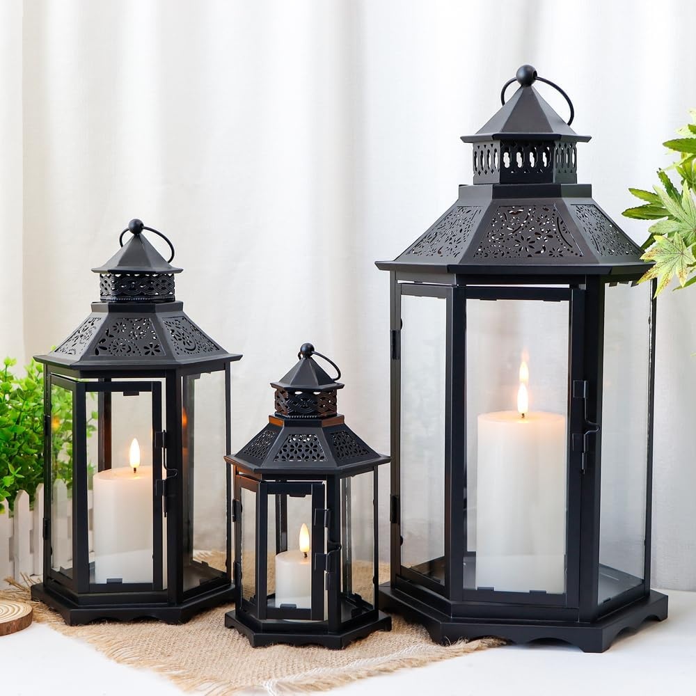 TRIROCKS Set van 3 Decoratieve Kaarslantaarns 46 & 33.5 & 24cm Hoog Grote Vintage Metaal Kandelaarhouders met Versterkt Glas voor Kerstmis Woonkamer Tuin Patio Evenement Binnen Buiten (Zwart)