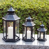 TRIROCKS Set van 3 Decoratieve Kaarslantaarns 46 & 33.5 & 24cm Hoog Grote Vintage Metaal Kandelaarhouders met Versterkt Glas voor Kerstmis Woonkamer Tuin Patio Evenement Binnen Buiten (Zwart)